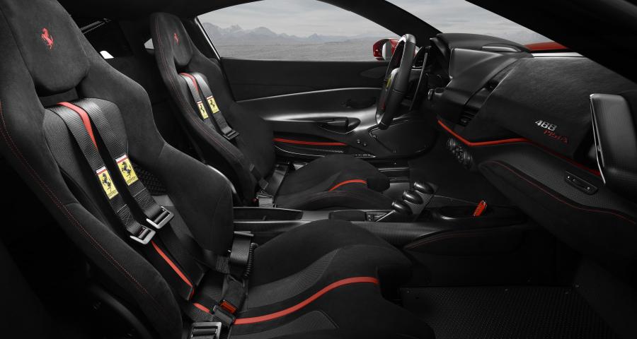 Интерьер Ferrari 488 Pista 2018 года  (WW) (фото 7 из 42)